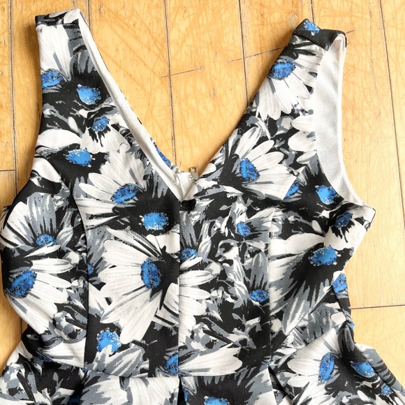 ROMEO AND JULIETTE Mini Floral Black and Blue Sleeveless Dress Size Medium - Picture 2 of 6